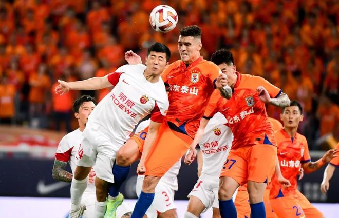 强队遭遇困境，教练面临考验