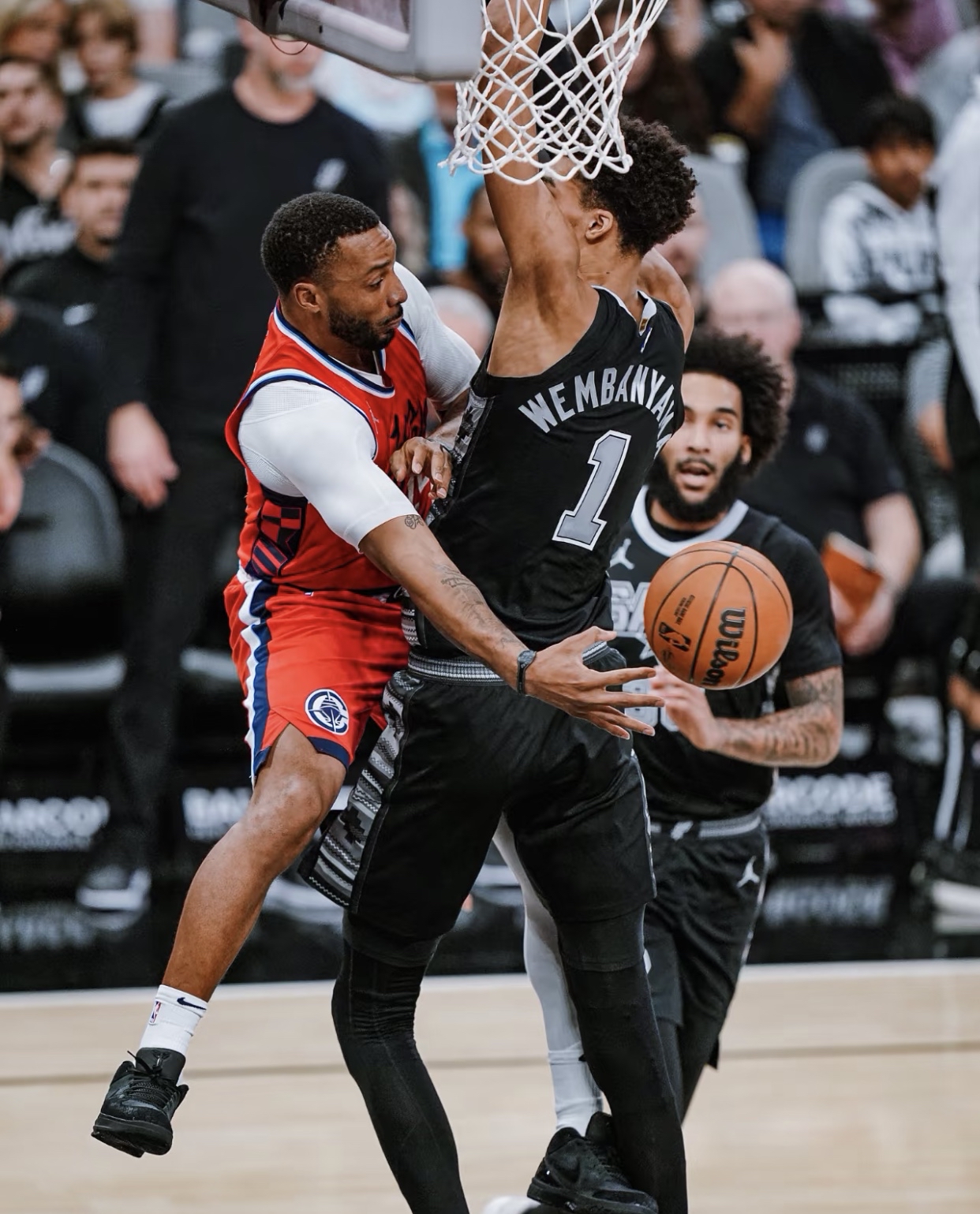 马刺主场逆转魔术，德罗赞三分球关键时刻致胜