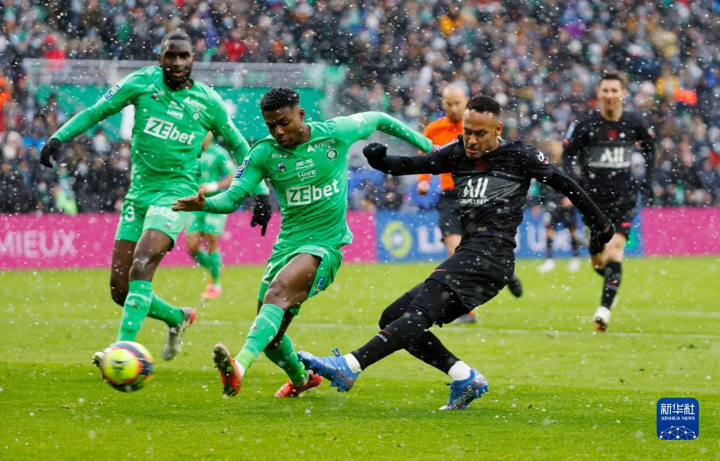 关于巴黎圣日耳曼战平圣埃蒂安队，继续领跑法甲积分榜的信息