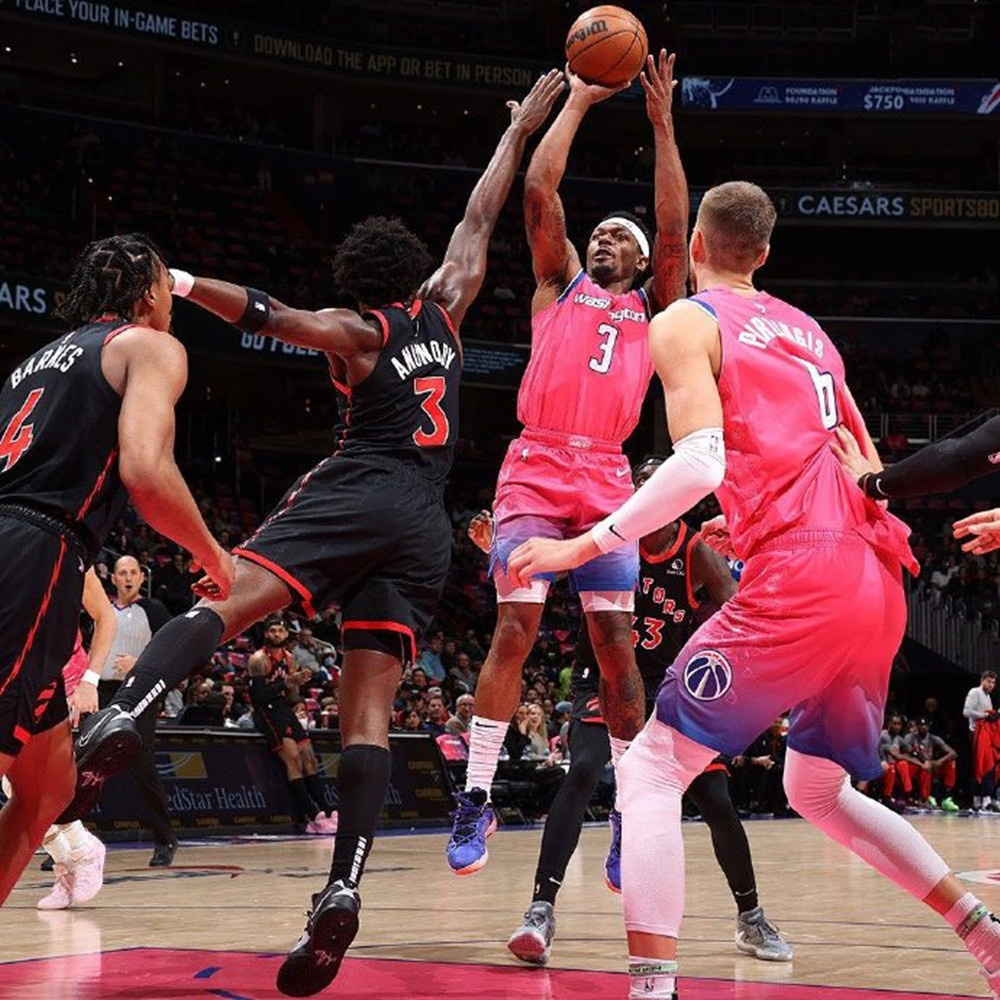 热火鏖战勇士，字母哥带队取胜